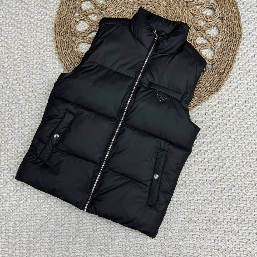 жилетка,жилетка монклер мужская,жилет кельвин кляйн мужской,жилет баленсиага,жилет