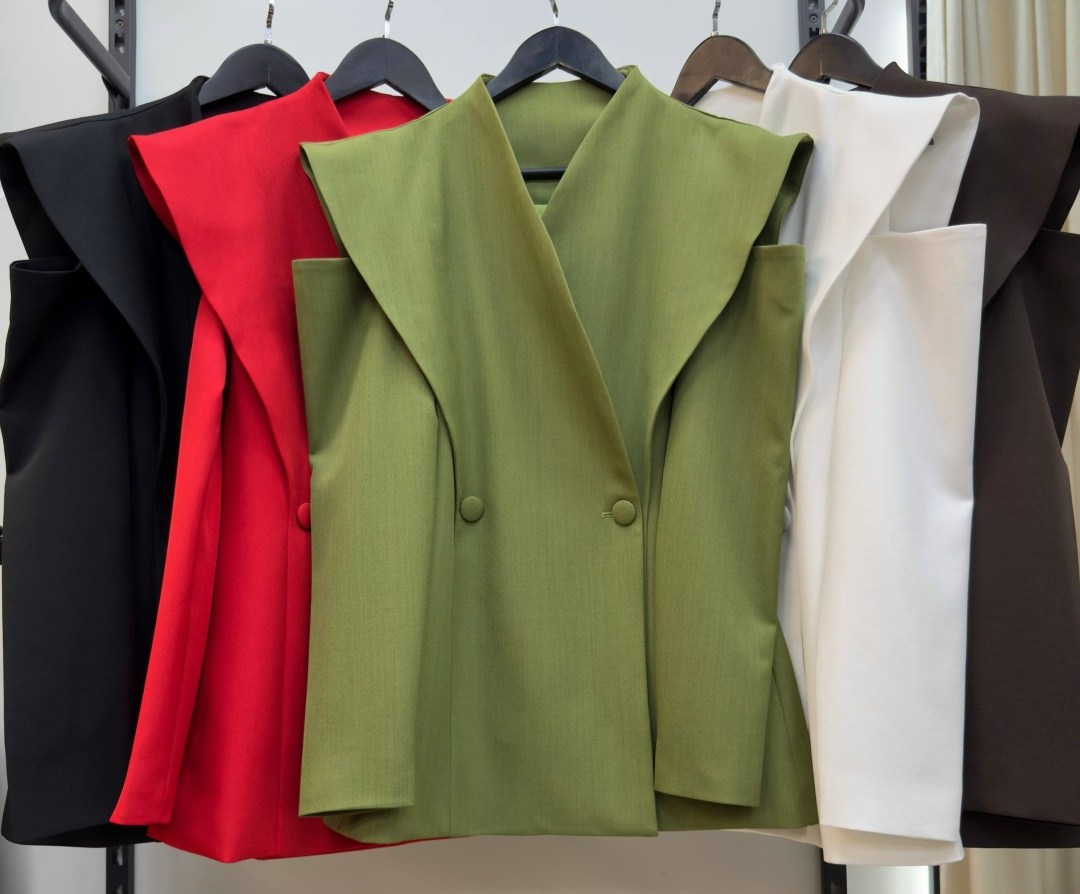 стильные наряды,жакет с архитектурными плечами,высокая мода,женский пиджак с длинным рукавом