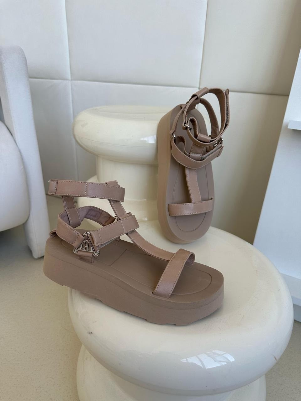 женские босоножки на платформе,женские босоножки,босоножки на массивной платформе,босоножки на платформе,стильные босоножки