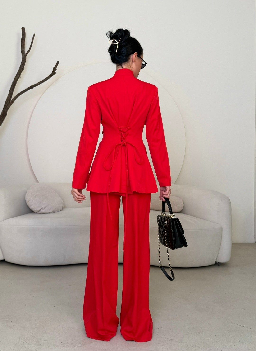 красный брючный костюм палаццо,брючный костюм,женский брючный костюм,брючный костюм с баской в красном цвете,красный брючный костюм