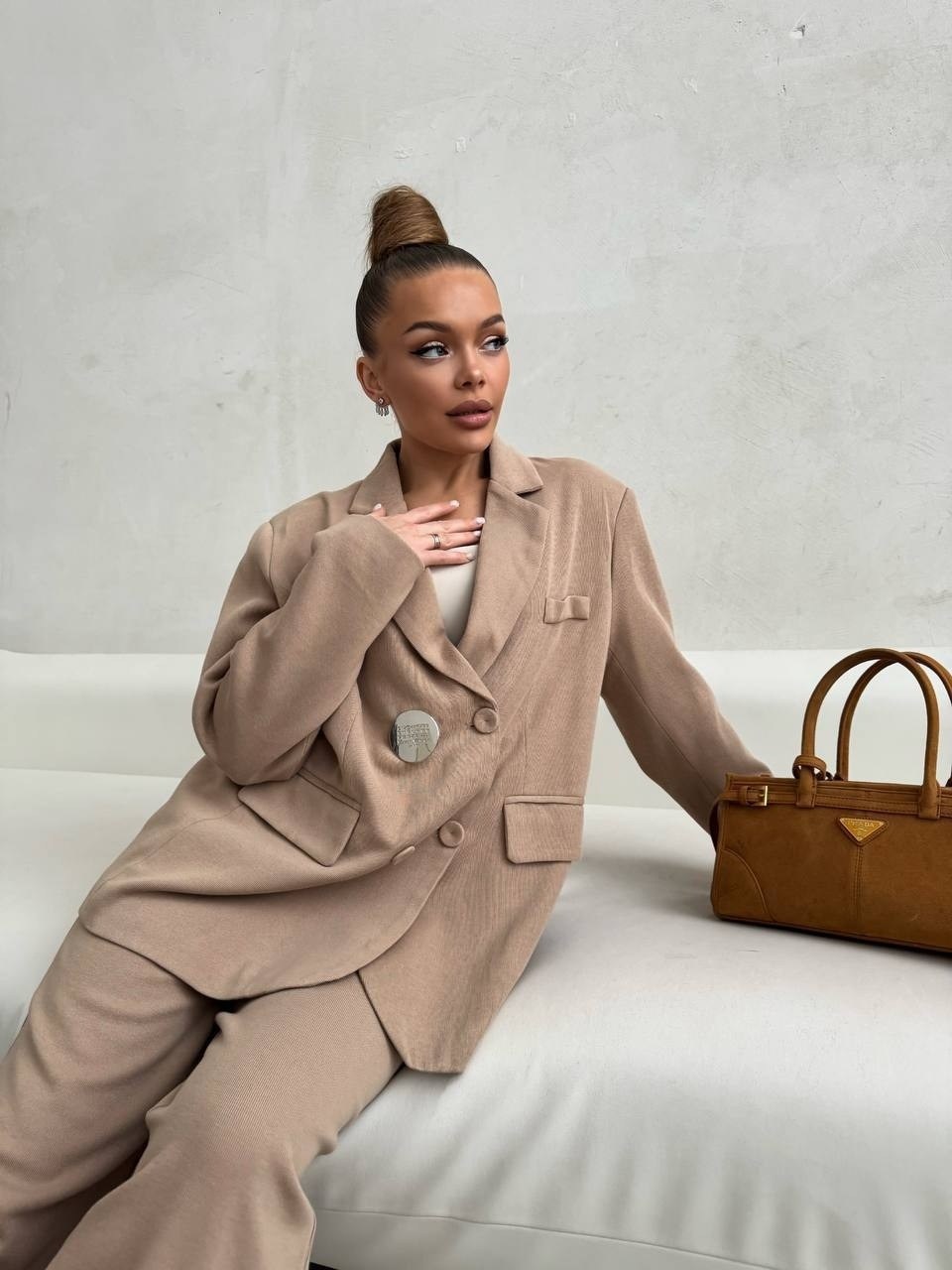 костюм брючный,женский брючный костюм,брючный костюм pirs 4010 бежевый,бежевый брючный костюм,костюм брючный фантазия мод