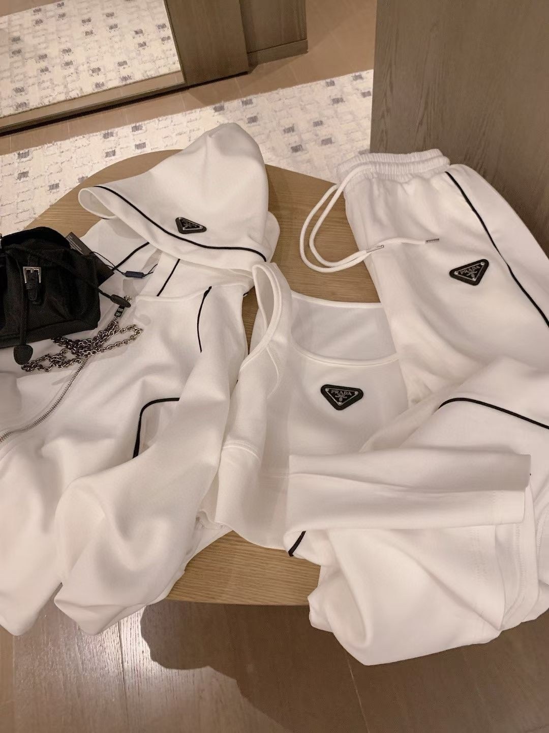 костюм спортивный женский,стильные костюмы,костюм белый,спортивный костюм,белый спортивный костюм