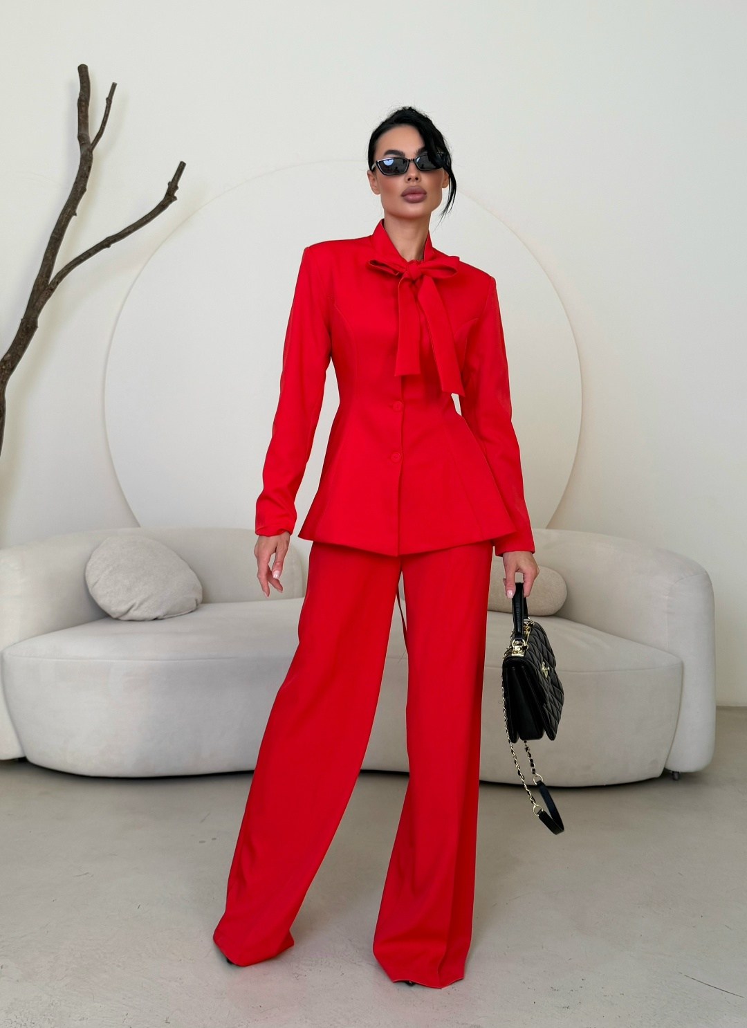 красный брючный костюм палаццо,брючный костюм,женский брючный костюм,брючный костюм с баской в красном цвете,красный брючный костюм