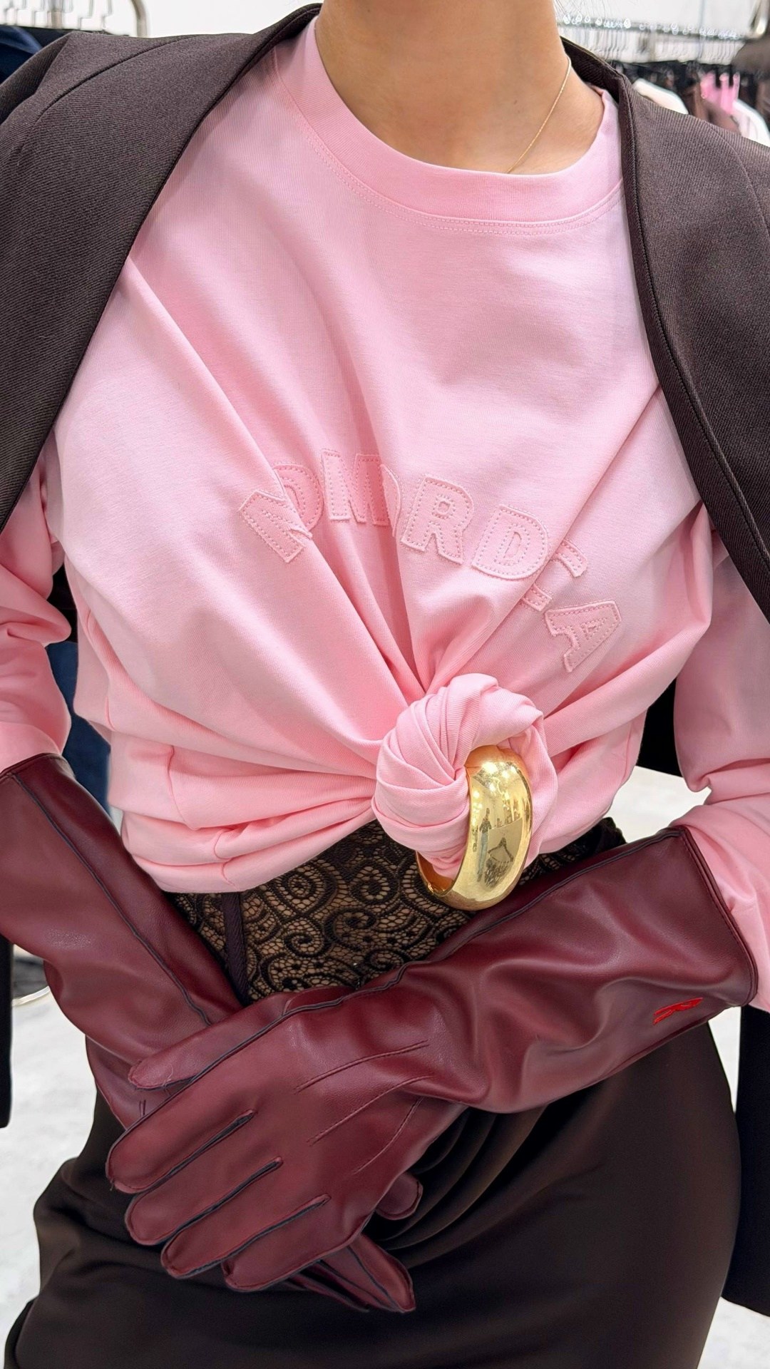 стильные наряды,костюм,длинная юбка,девушка в маске