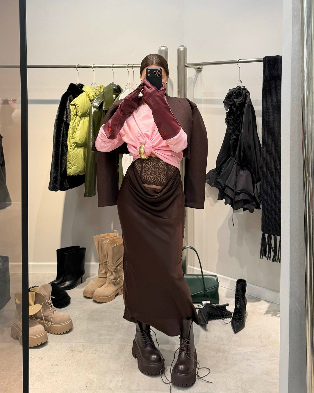 стильные наряды,костюм,длинная юбка,девушка в маске