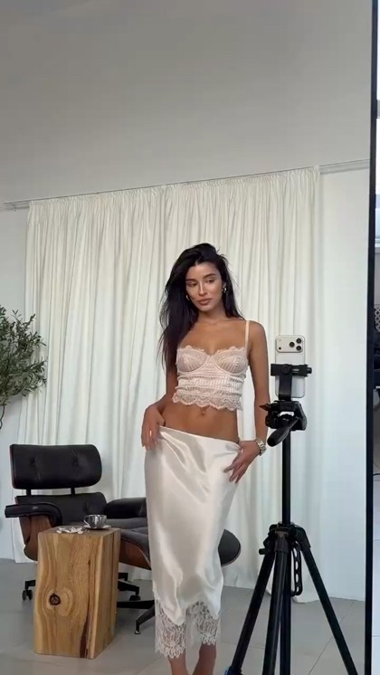 девушка,стильные наряды,летние наряды,длинная юбка,атласная юбка