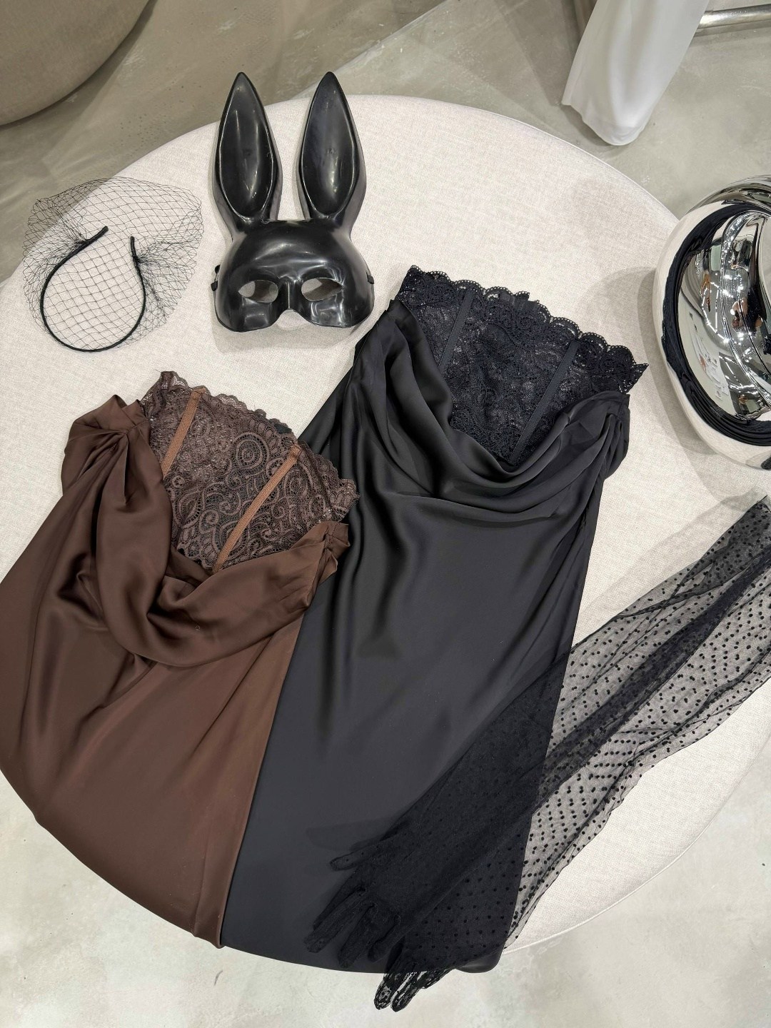 стильные наряды,костюм,длинная юбка,девушка в маске