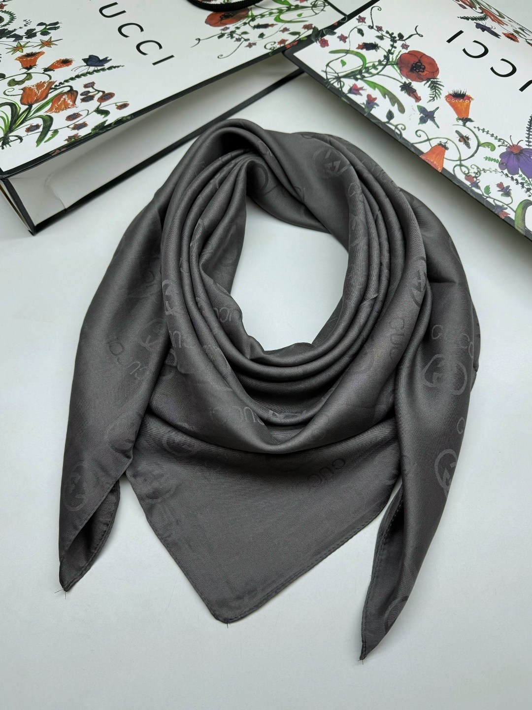 шелковый однотонный платок,платок женский однотонный 100*100 см арт. 1218461,платки шелковые,платок шелковый однотонный 90х90см romasi,платки шарф