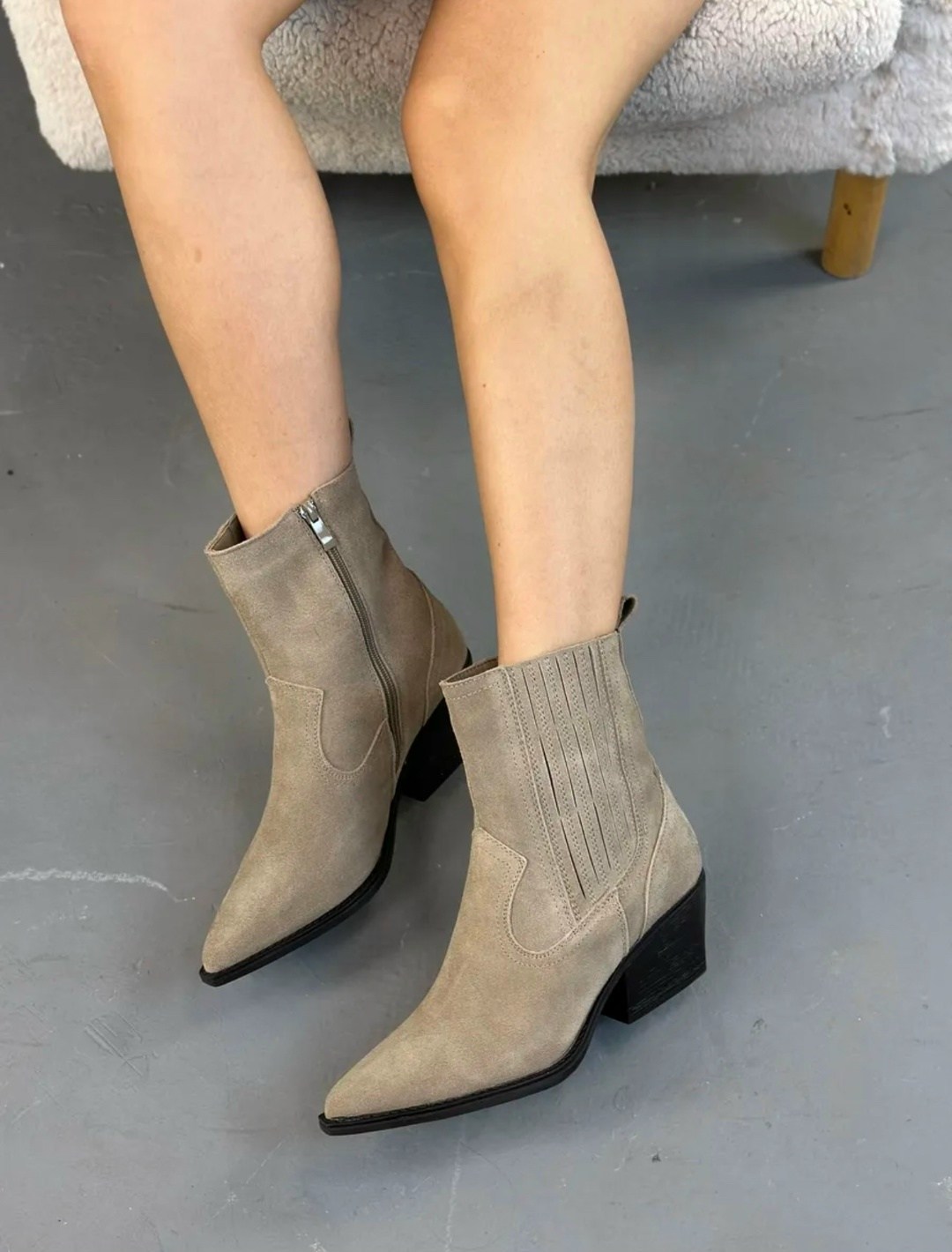 ботинки казаки замшевые демисезонные на каблуке бежевые,ботильоны казаки,ботинки замшевые,ботинки казаки,ботинки казаки натуральная замша высокие