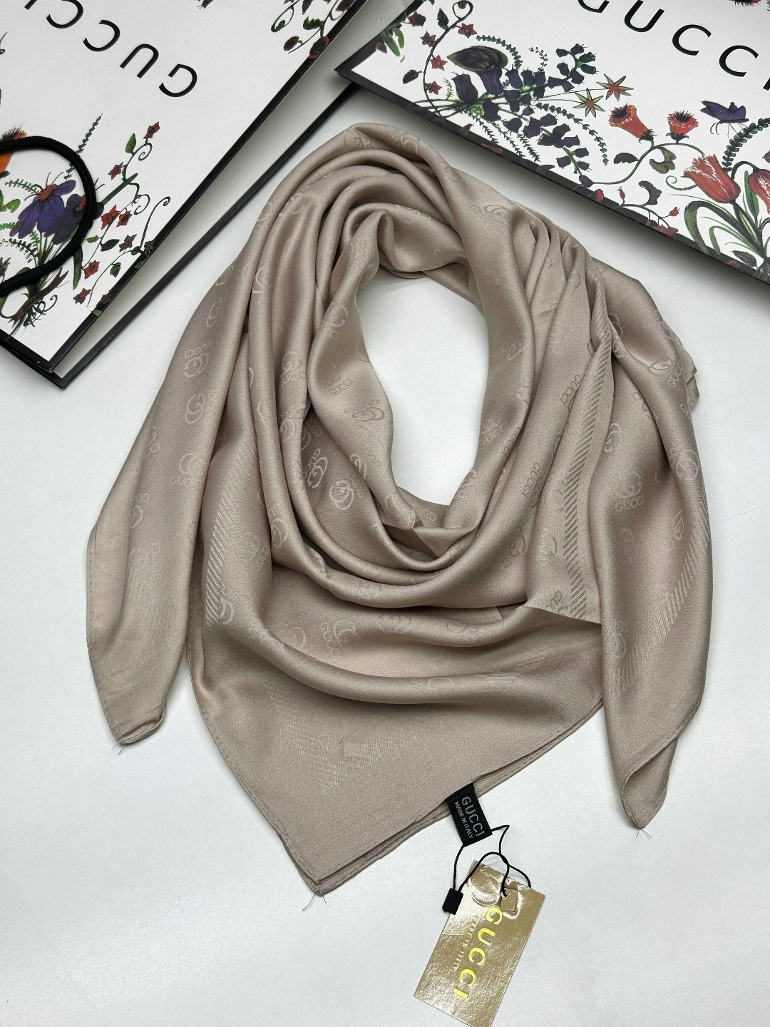 шелковый однотонный платок,платок женский однотонный 100*100 см арт. 1218461,платки шелковые,платок шелковый однотонный 90х90см romasi,платки шарф