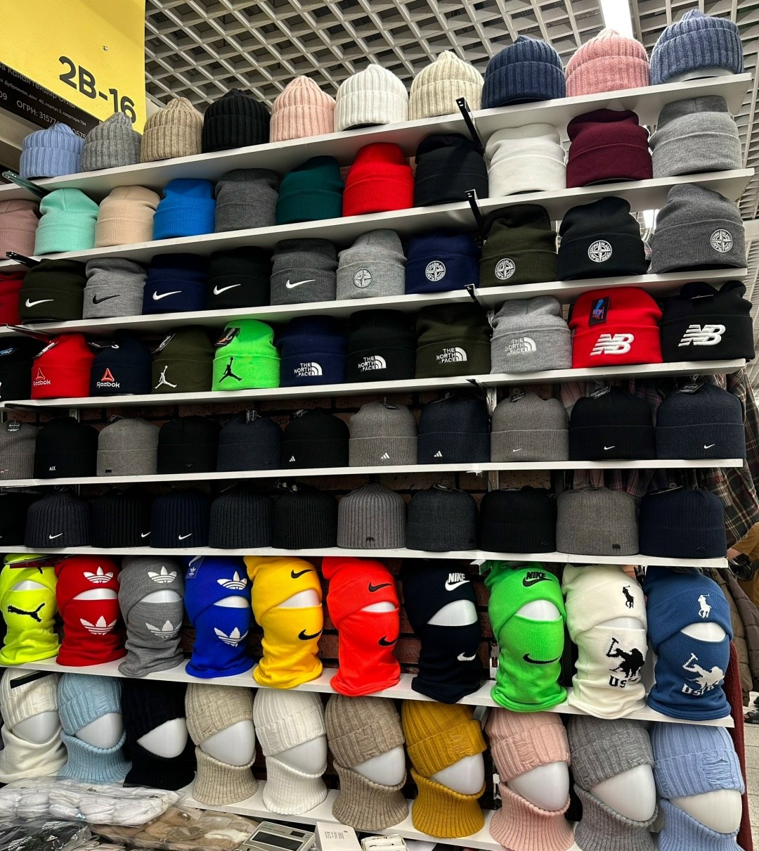 оборудование для магазина шапок,аксессуаров,магазин шапок,модная шапка,шапки