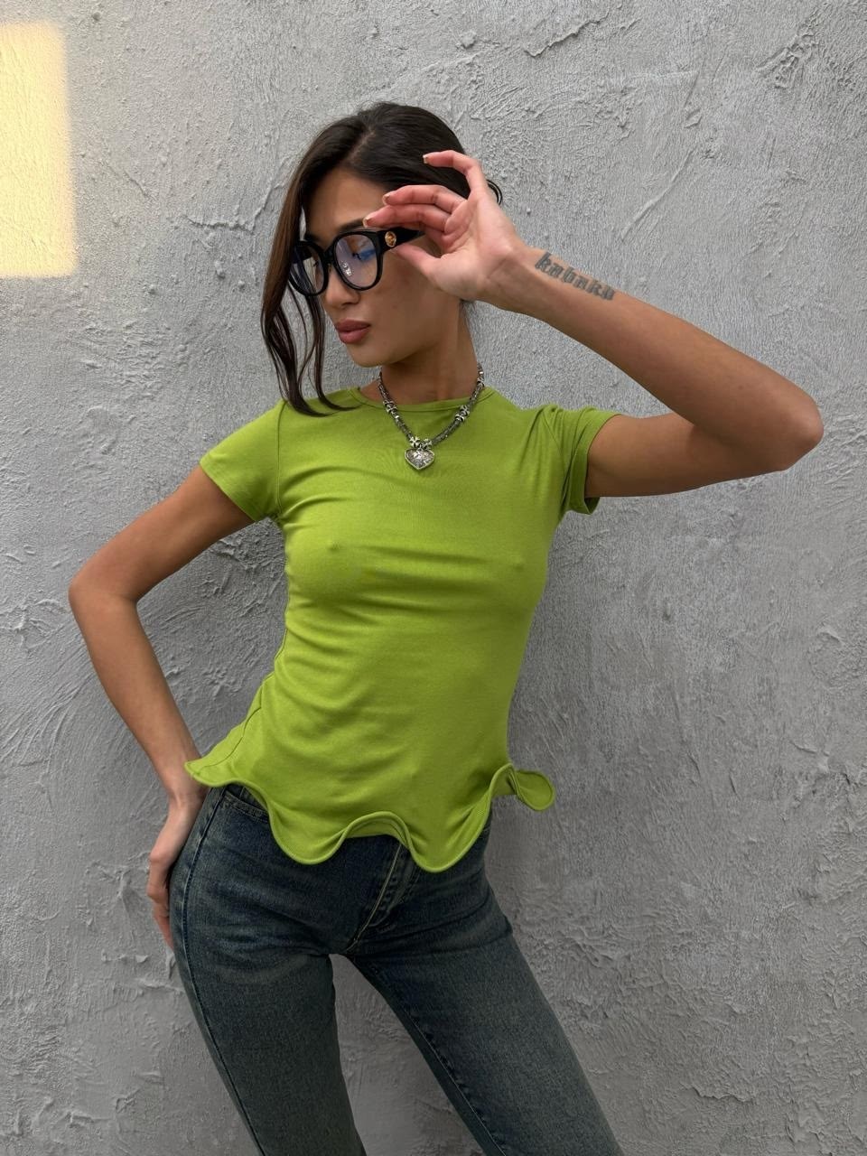 футболки женская,укороченная футболка женская,белая женская футболка,белая футболка,короткая футболка женская