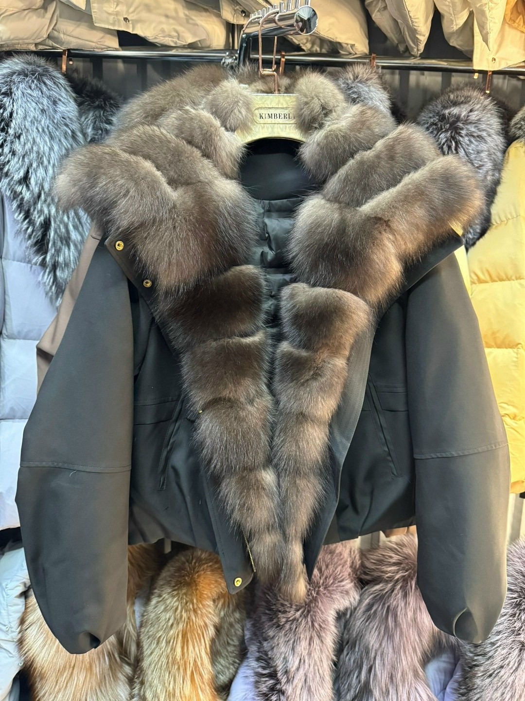 пуховик с натуральным мехом,женский пуховик с натуральным мехом,куртка с мехом,куртка с натуральным мехом,пуховик с мехом