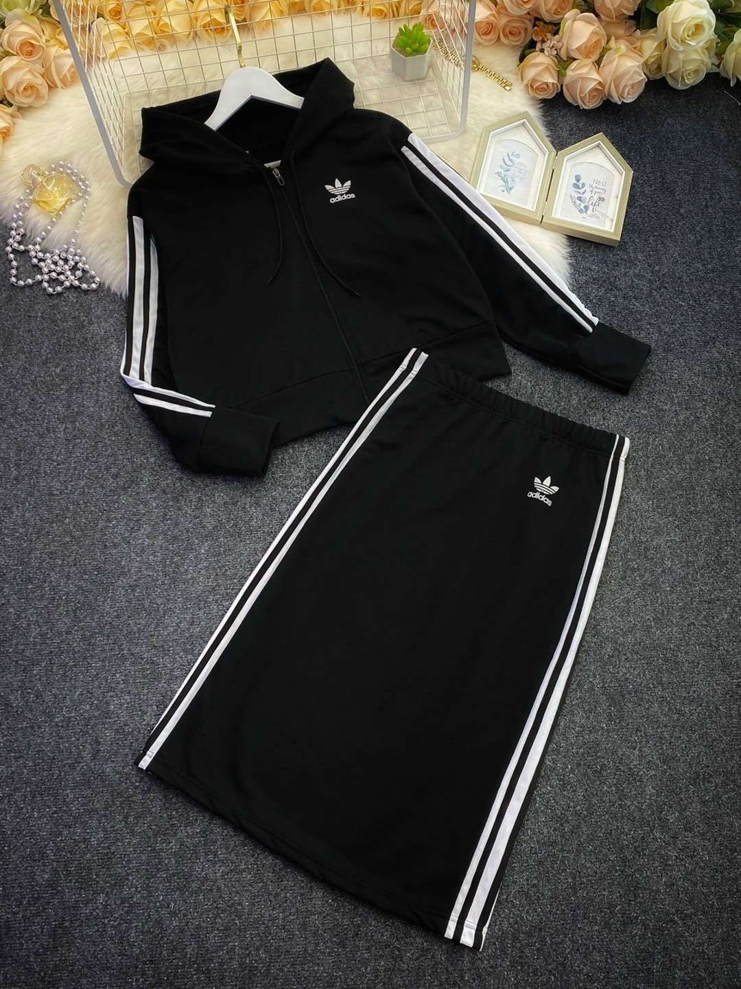 спортивный костюм adidas,спортивный костюм адидас,спортивные костюм,костюм адидас женский черный с тремя белыми полосками,костюм адидас