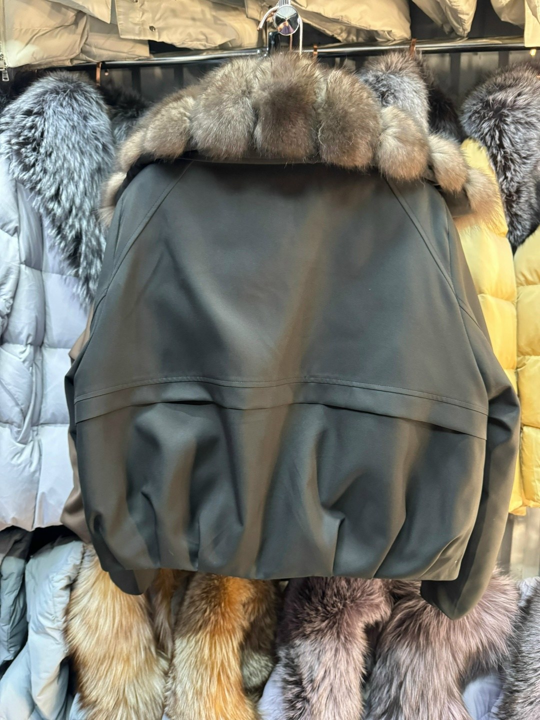 пуховик с натуральным мехом,женский пуховик с натуральным мехом,куртка с мехом,куртка с натуральным мехом,пуховик с мехом