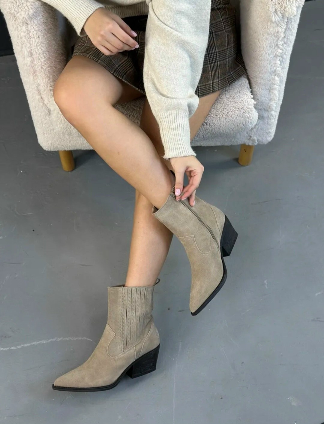 ботинки казаки замшевые демисезонные на каблуке бежевые,ботильоны казаки,ботинки замшевые,ботинки казаки,ботинки казаки натуральная замша высокие