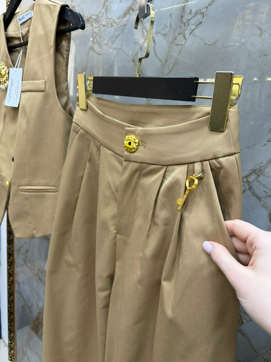 костюм с брюками,брючные костюмы женские,женские костюмы,брючный льняной костюм с жилеткой,костюм бежевый