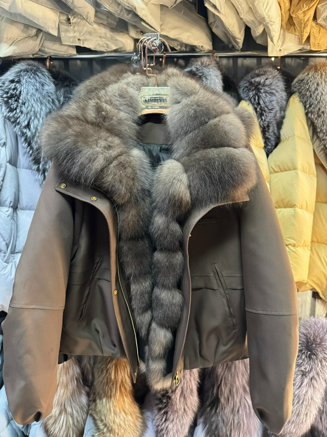 пуховик с натуральным мехом,женский пуховик с натуральным мехом,куртка с мехом,куртка с натуральным мехом,пуховик с мехом