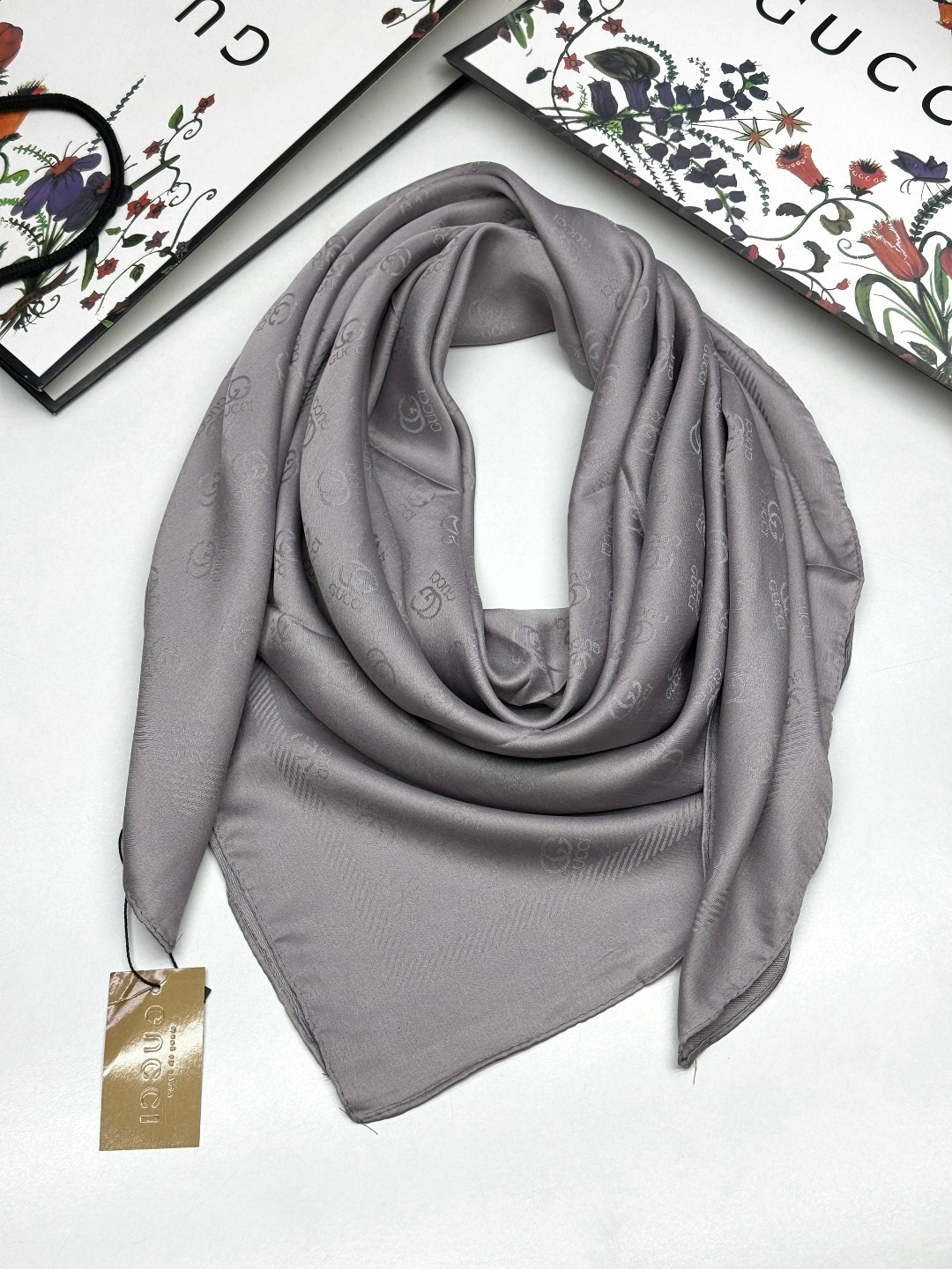 шелковый однотонный платок,платок женский однотонный 100*100 см арт. 1218461,платки шелковые,платок шелковый однотонный 90х90см romasi,платки шарф