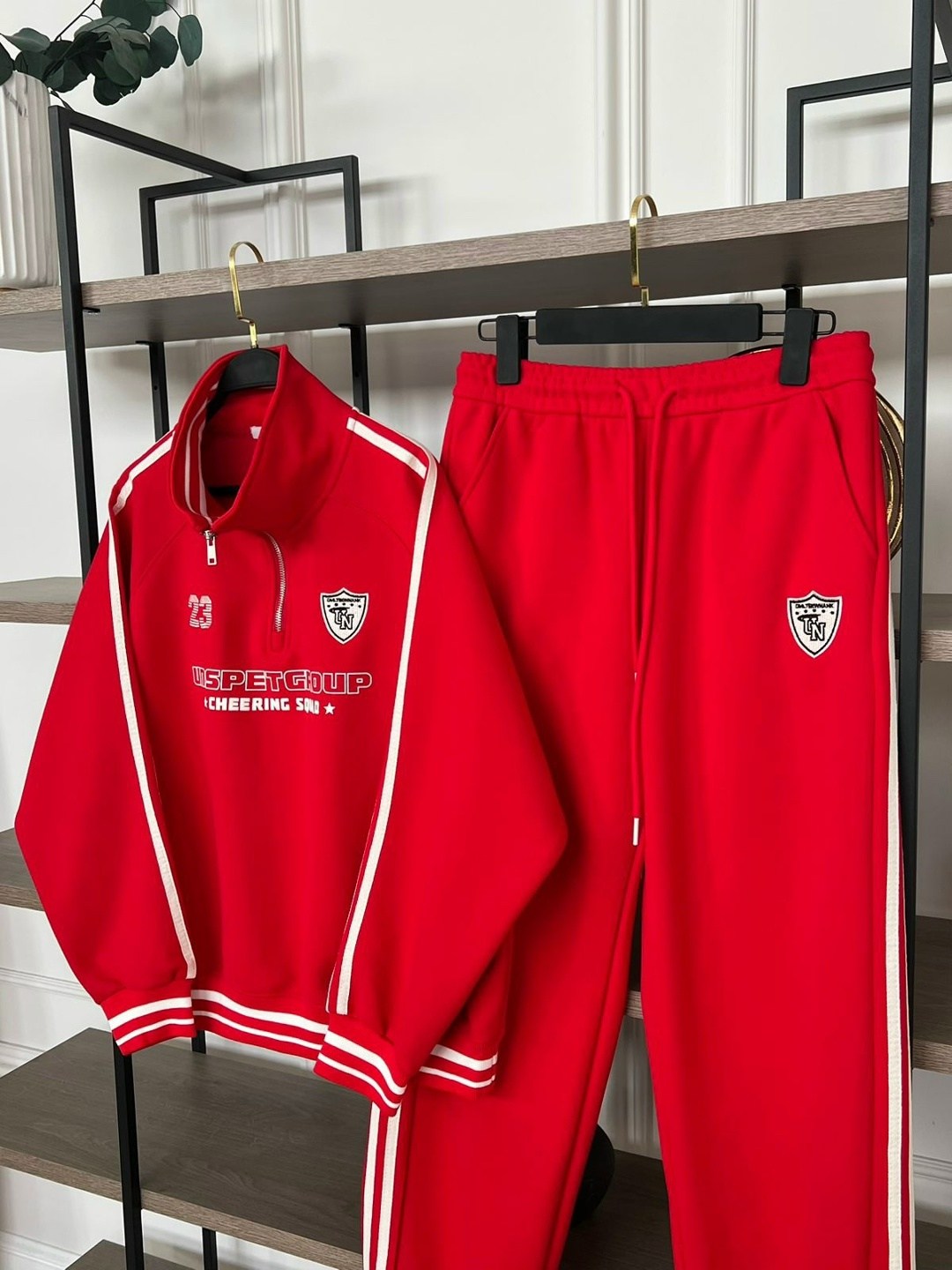 красные спортивные женские костюмы,красные спортивные костюмы,костюм спортивный женский,красный костюм спорт шик,спортивный костюм