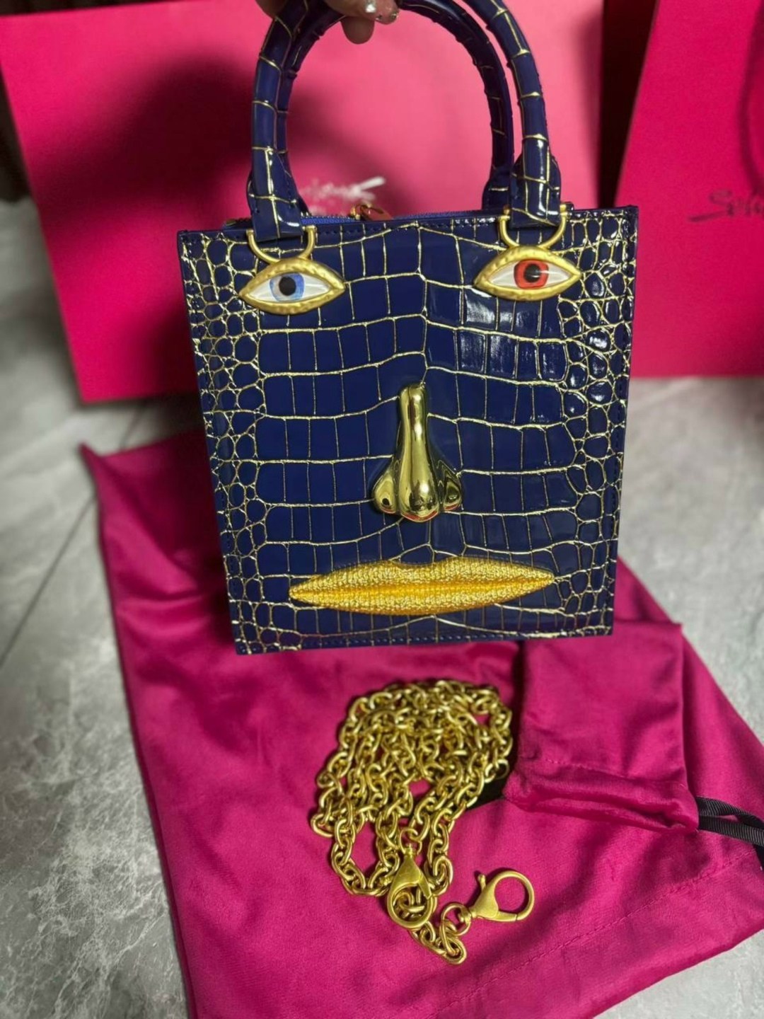 сумка-тоут schiaparelli,сумка schiaparelli,бархатная сумка для глаз schiaparelli premium sense demon,женская сумка schiaparelli,женская белая сумка schiaparelli anatomy jewelry