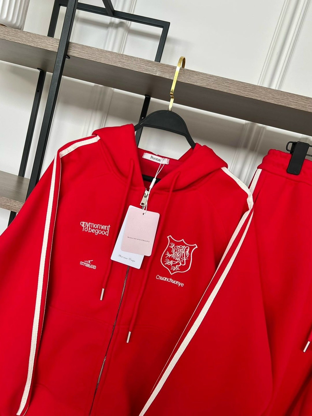 красные спортивные женские костюмы,красные спортивные костюмы,костюм спортивный женский,красный костюм спорт шик,спортивный костюм