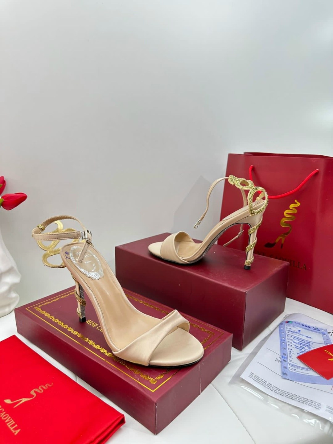 ,стильные босоножки,женские босоножки,босоножки yves saint laurent с серебристым каблуком,каблуки босоножки