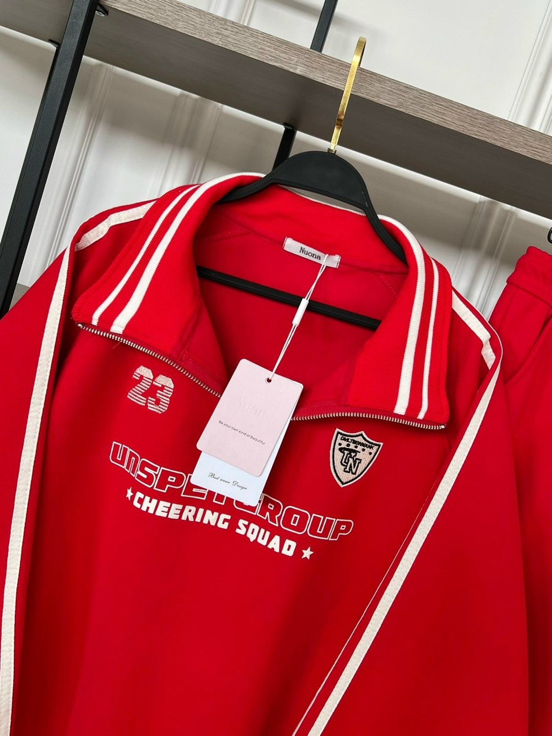 красные спортивные женские костюмы,красные спортивные костюмы,костюм спортивный женский,красный костюм спорт шик,спортивный костюм