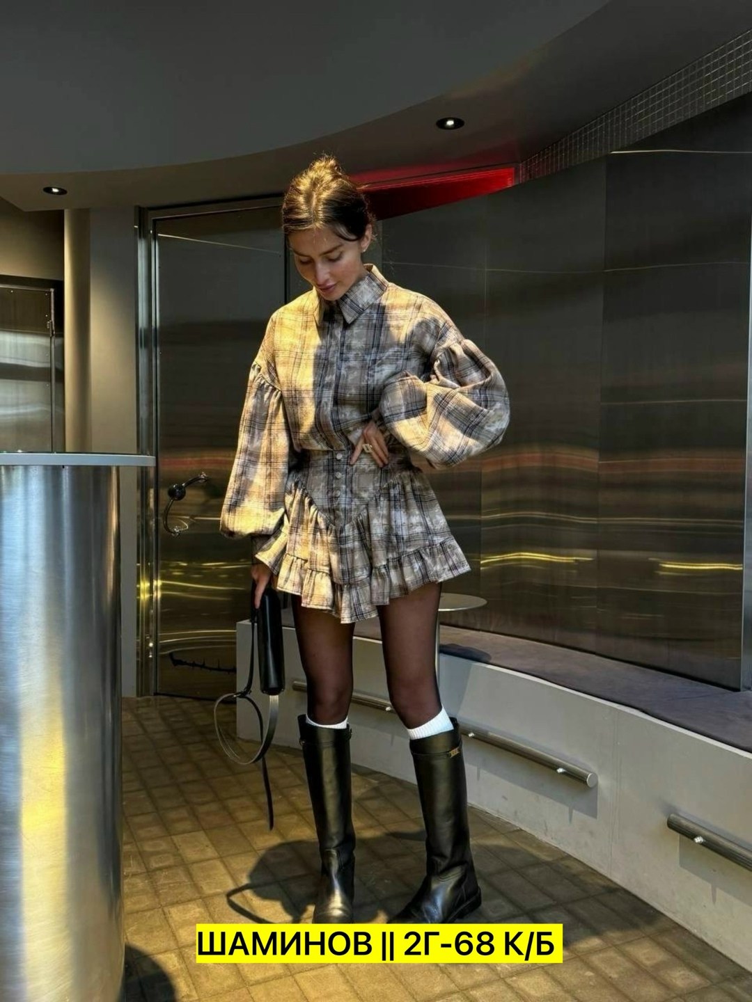 юбочный костюм в клетку mr.sam,костюм тренд 2025 года,женский костюм с юбкой и рубашкой,костюм юбка с рубашкой в клетку,трендовый костюм рубашка + юбка-шорты в клетку