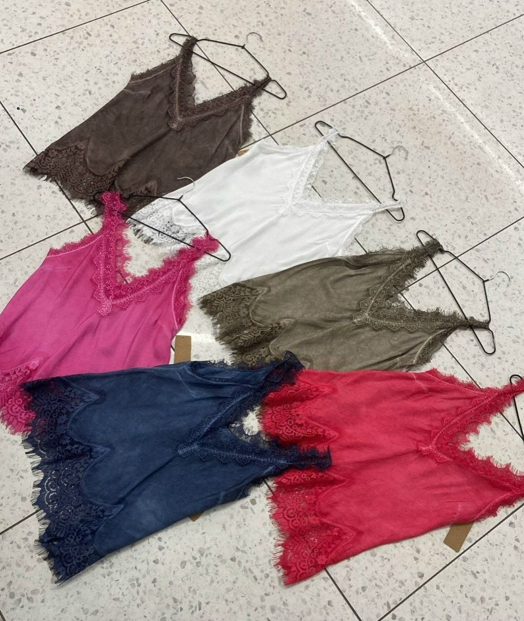 шелковый топ,шелковый топ с кружевом на бретелях изумрудного цвета,майка с кружевами,топ с кружевом,женская майка с кружевом