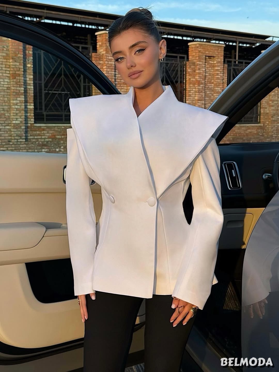 жакет с архитектурными плечами,пальто для женщин,пальто женские,пальто