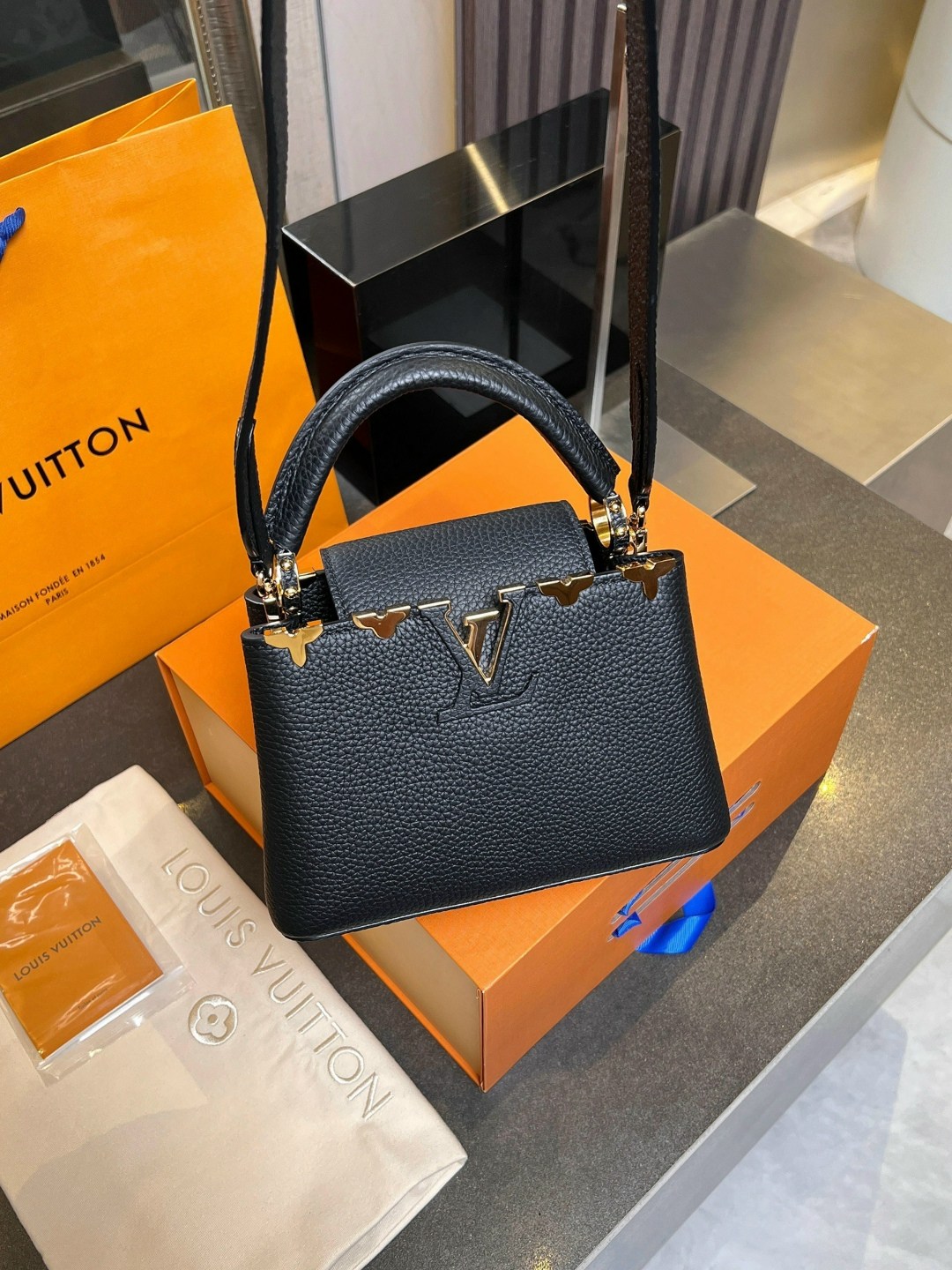 сумка louis vuitton capucines,сумкa louis vuitton,сумка луи виттон маленькая черная,louis vuitton женская сумка,сумка луи виттон