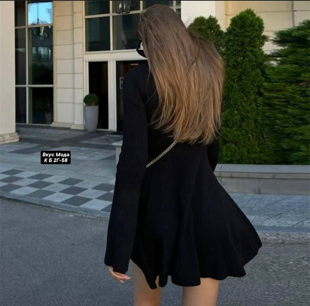 трикотажное платье с высоким воротом,платье с высоким воротником,черное платье водолазка,расклешенное черное платье с длинными рукавами,платье вязаное