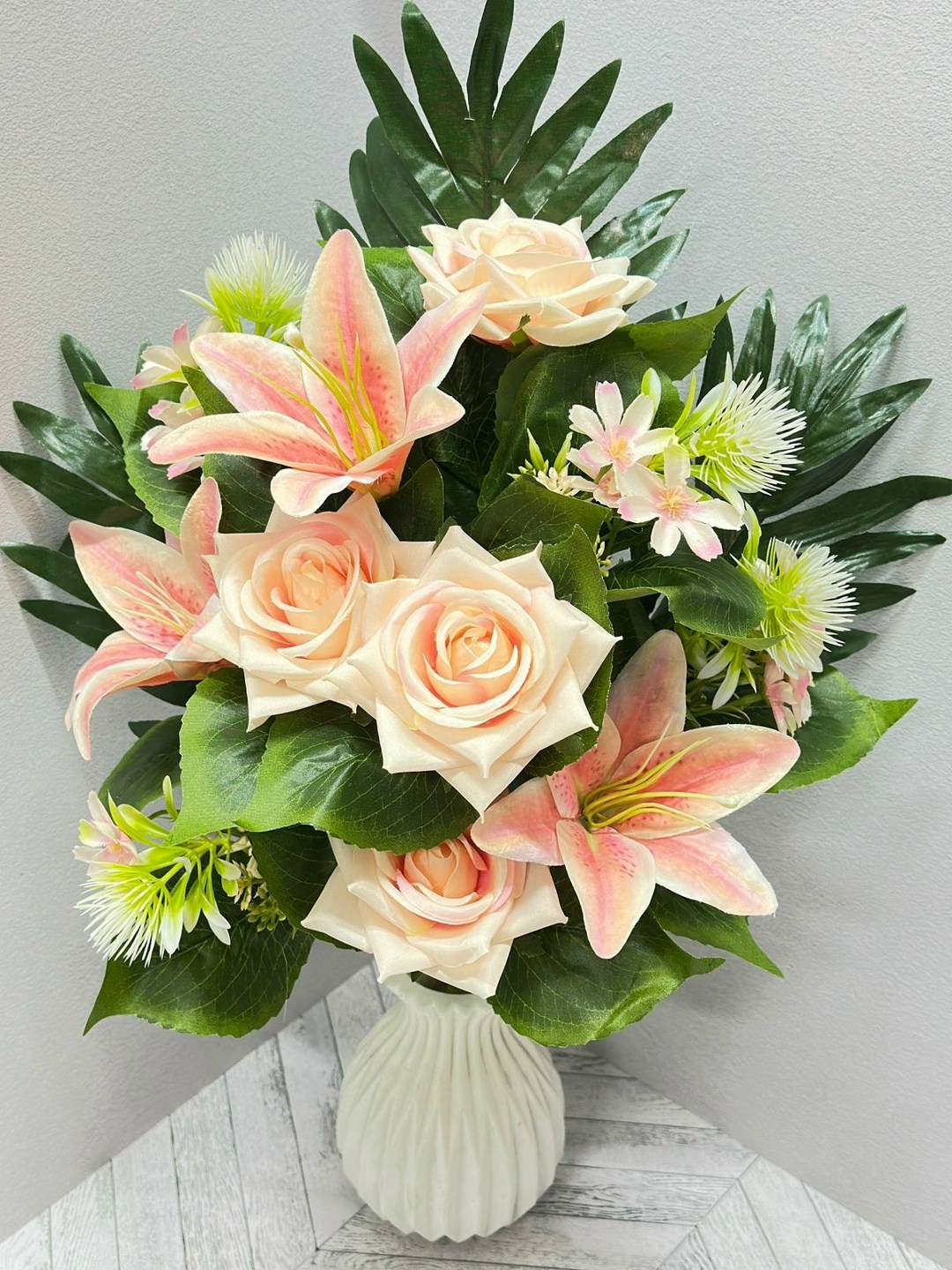 искусственные лилии красивые,букет лилии,искусственные лилии,букет белые лилии,букет лилии с розами