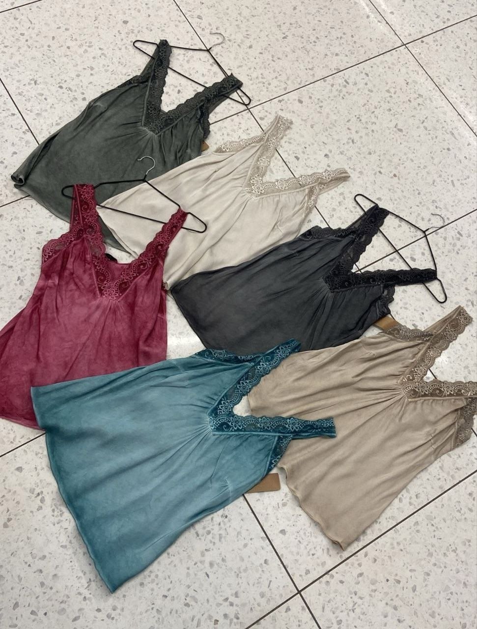 шелковый топ,шелковый топ с кружевом на бретелях изумрудного цвета,майка с кружевами,топ с кружевом,женская майка с кружевом