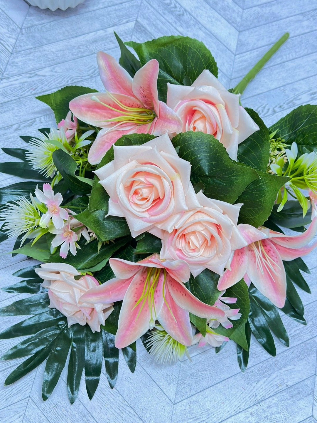 искусственные лилии красивые,букет лилии,искусственные лилии,букет белые лилии,букет лилии с розами