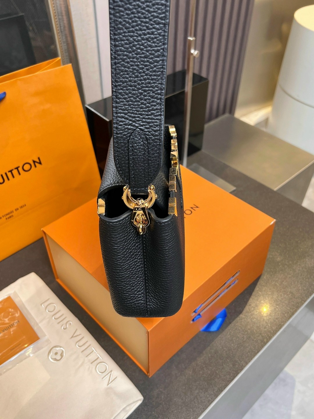 сумка louis vuitton capucines,сумкa louis vuitton,сумка луи виттон маленькая черная,louis vuitton женская сумка,сумка луи виттон