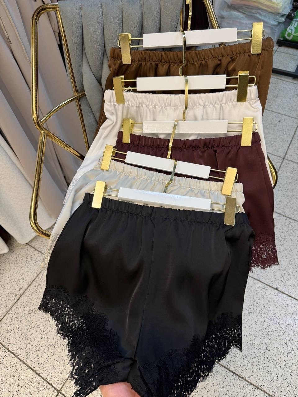 шелковые шорты,атласные шорты с кружевом,шорты кружевные,шорты с кружевом,шорты с оборками