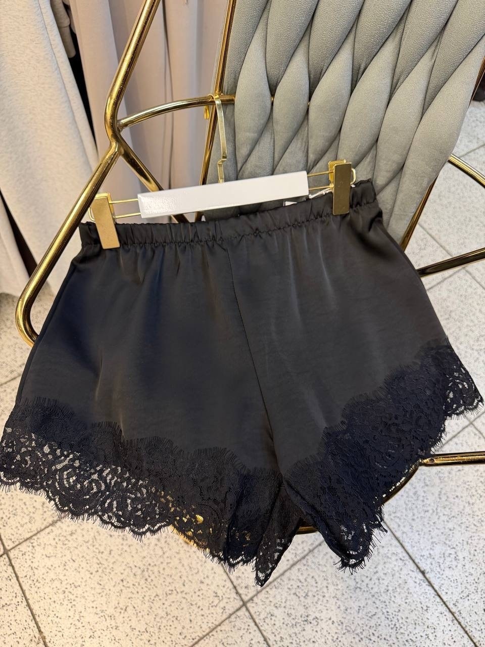 шелковые шорты,атласные шорты с кружевом,шорты кружевные,шорты с кружевом,шорты с оборками