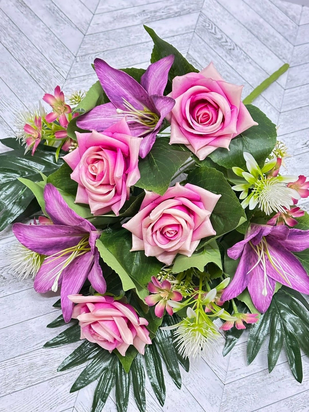 искусственные лилии красивые,букет лилии,искусственные лилии,букет белые лилии,букет лилии с розами