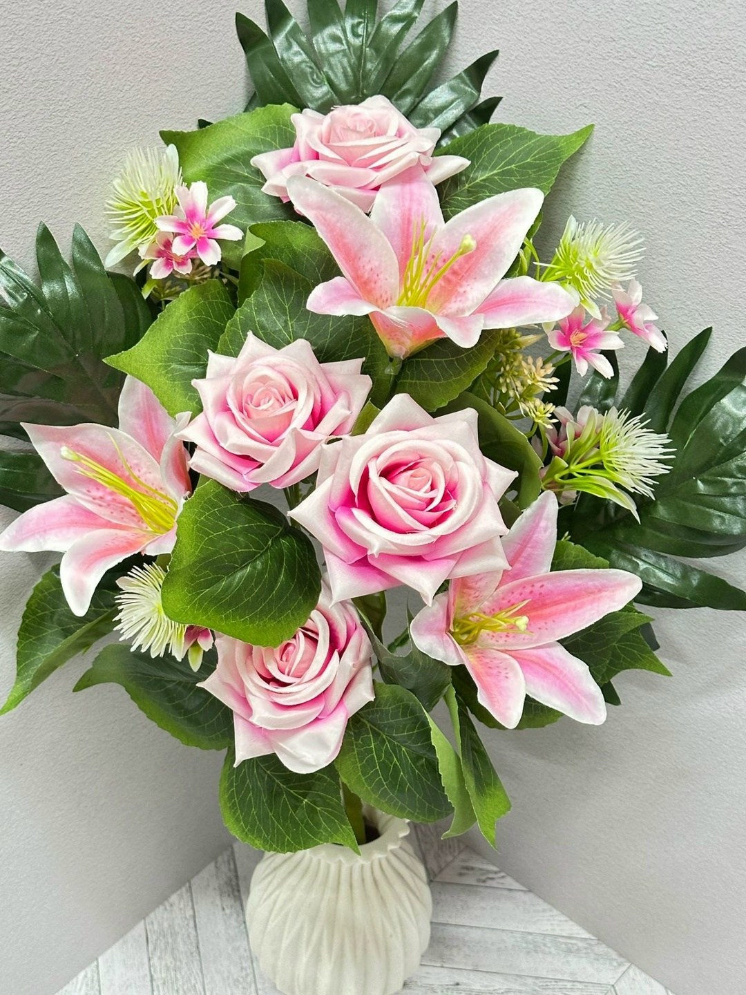 искусственные лилии красивые,букет лилии,искусственные лилии,букет белые лилии,букет лилии с розами