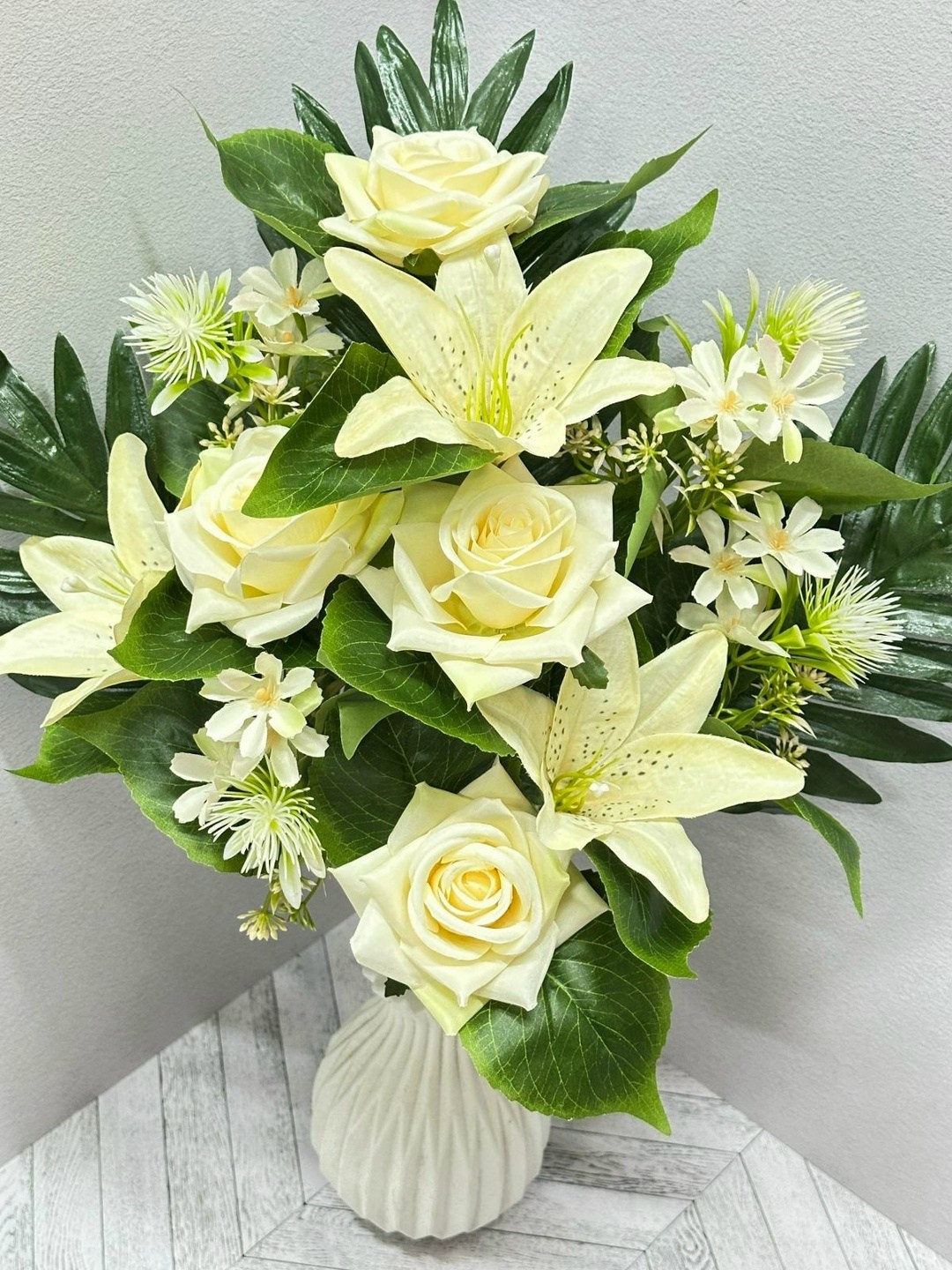 искусственные лилии красивые,букет лилии,искусственные лилии,букет белые лилии,букет лилии с розами