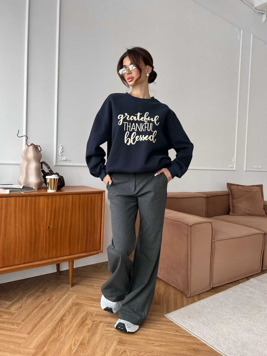 свитшот оверсайз с вышивкой assertive,свитшот оверсайз коричневый с принтом old money assertive,свитшот женская,повседневный свитшот,женский свитшот оверсайз assertive