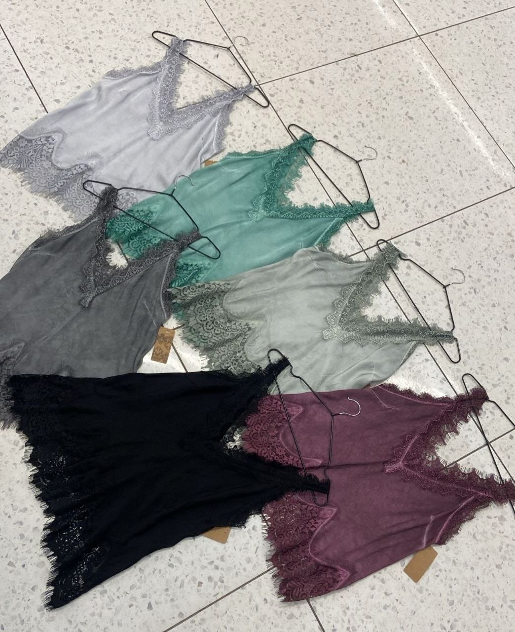 шелковый топ,шелковый топ с кружевом на бретелях изумрудного цвета,майка с кружевами,топ с кружевом,женская майка с кружевом