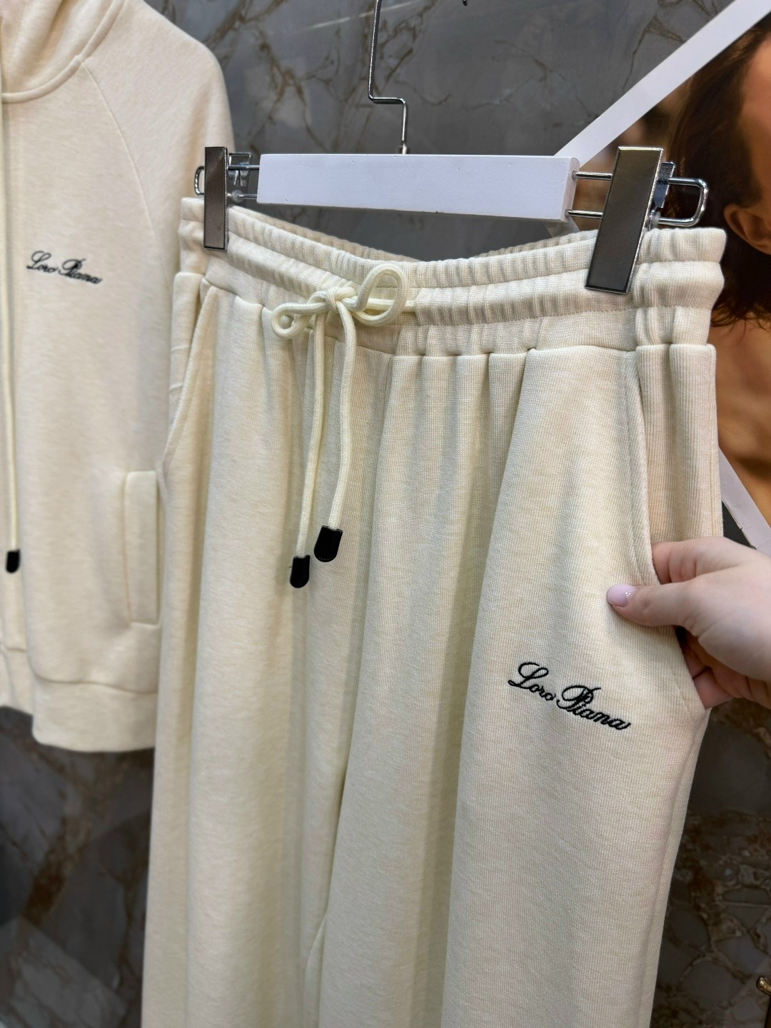 loro piana женский бежевый костюм premium,женский спортивный костюм,кашемировый костюм loro piana,костюм бежевый,спортивные костюм