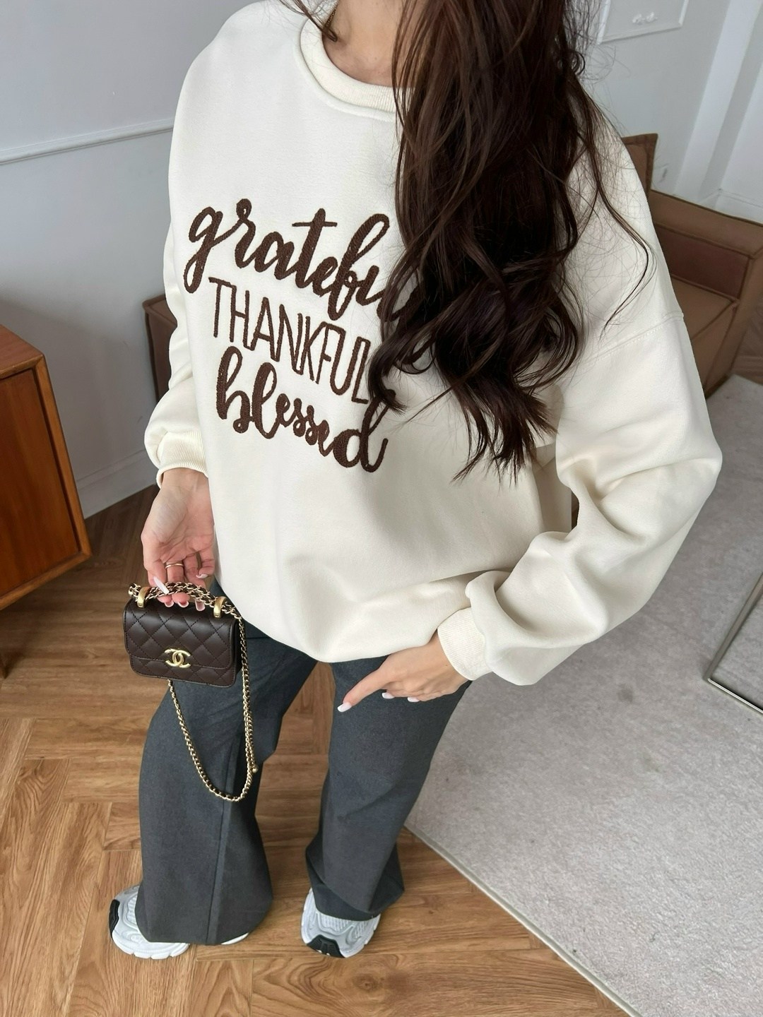 свитшот оверсайз с вышивкой assertive,свитшот оверсайз коричневый с принтом old money assertive,свитшот женская,повседневный свитшот,женский свитшот оверсайз assertive