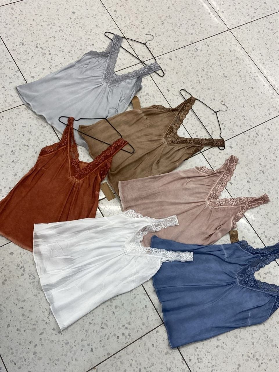 шелковый топ,шелковый топ с кружевом на бретелях изумрудного цвета,майка с кружевами,топ с кружевом,женская майка с кружевом