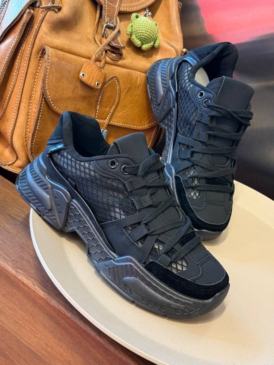 ,кроссовки женские,черные кроссовки,модные кроссовки,массивные кроссовки