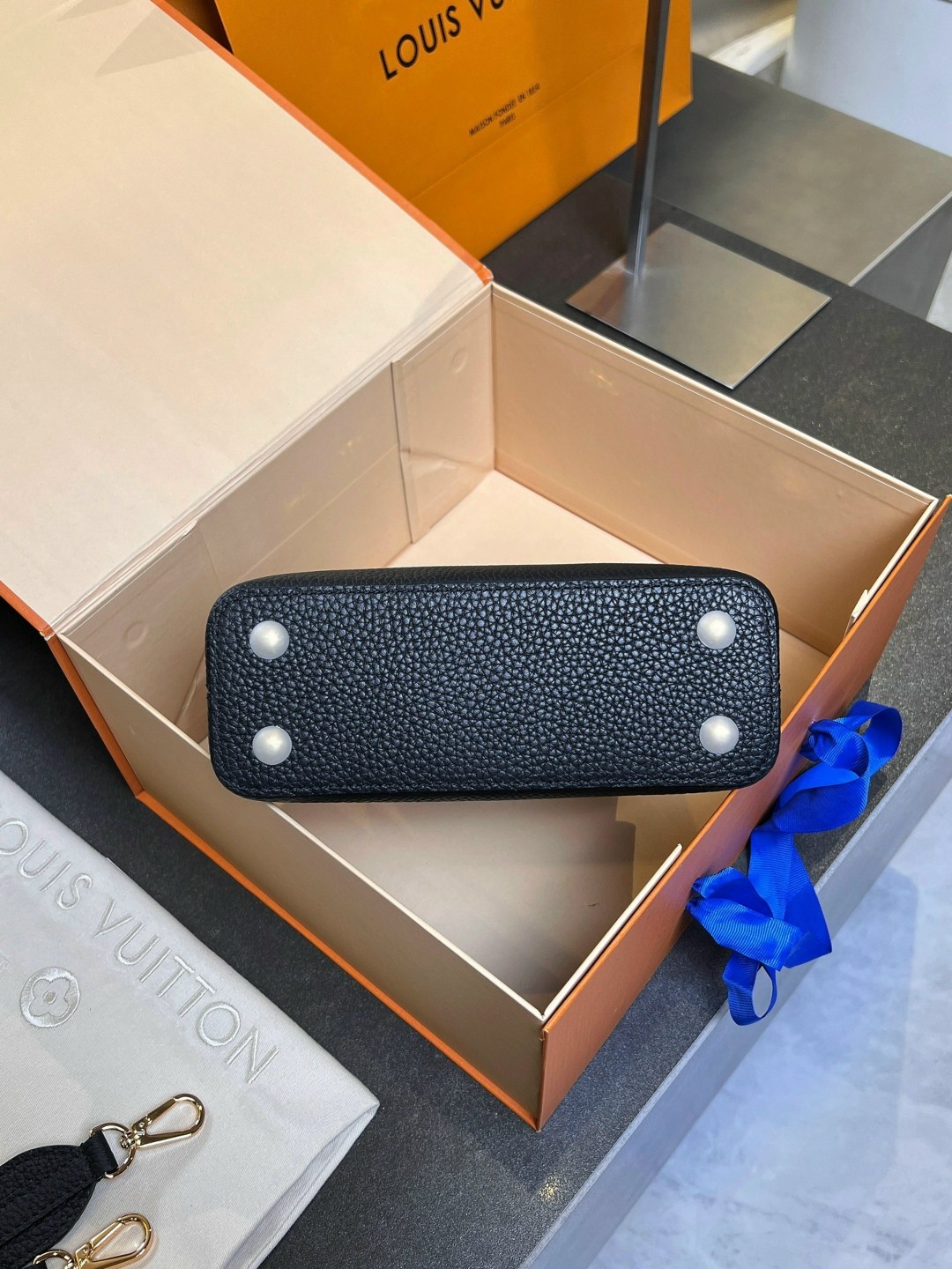 сумка louis vuitton capucines,сумкa louis vuitton,сумка луи виттон маленькая черная,louis vuitton женская сумка,сумка луи виттон