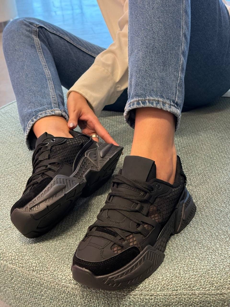 ,кроссовки женские,черные кроссовки,модные кроссовки,массивные кроссовки